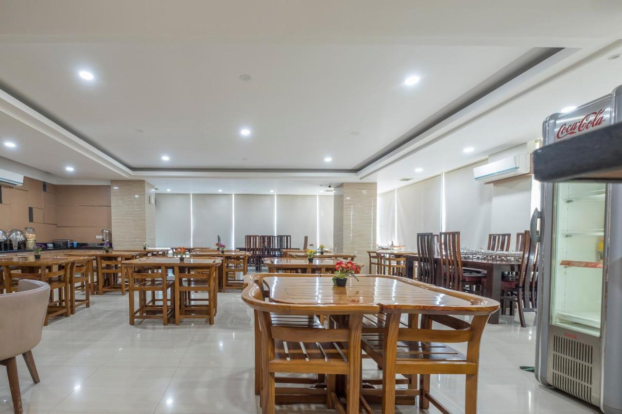 Oyo 1114 Hotel Denpasar Makassar Exterior foto